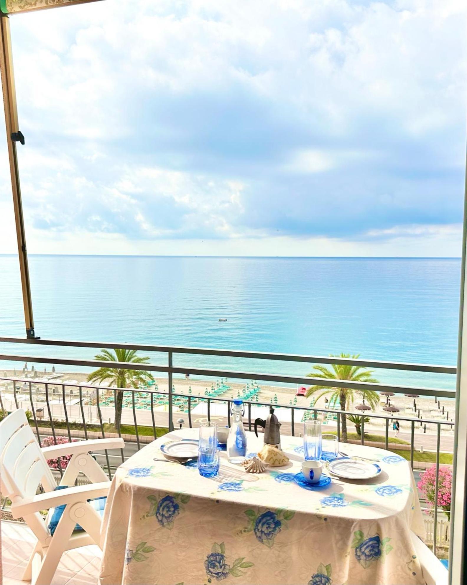 Hostdomus - Pietra Blu Apartment Pietra Ligure Bagian luar foto