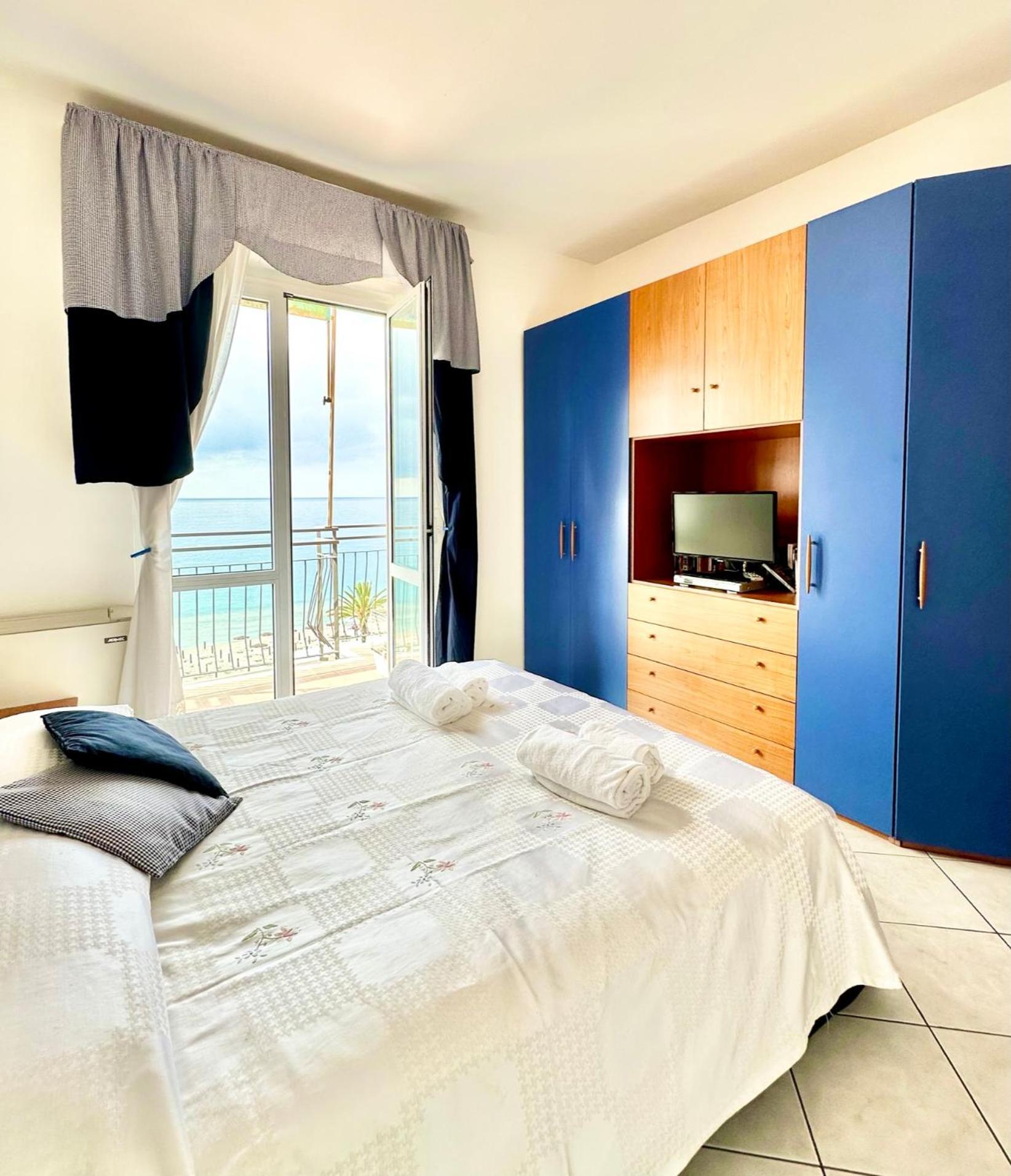 Hostdomus - Pietra Blu Apartment Pietra Ligure Bagian luar foto