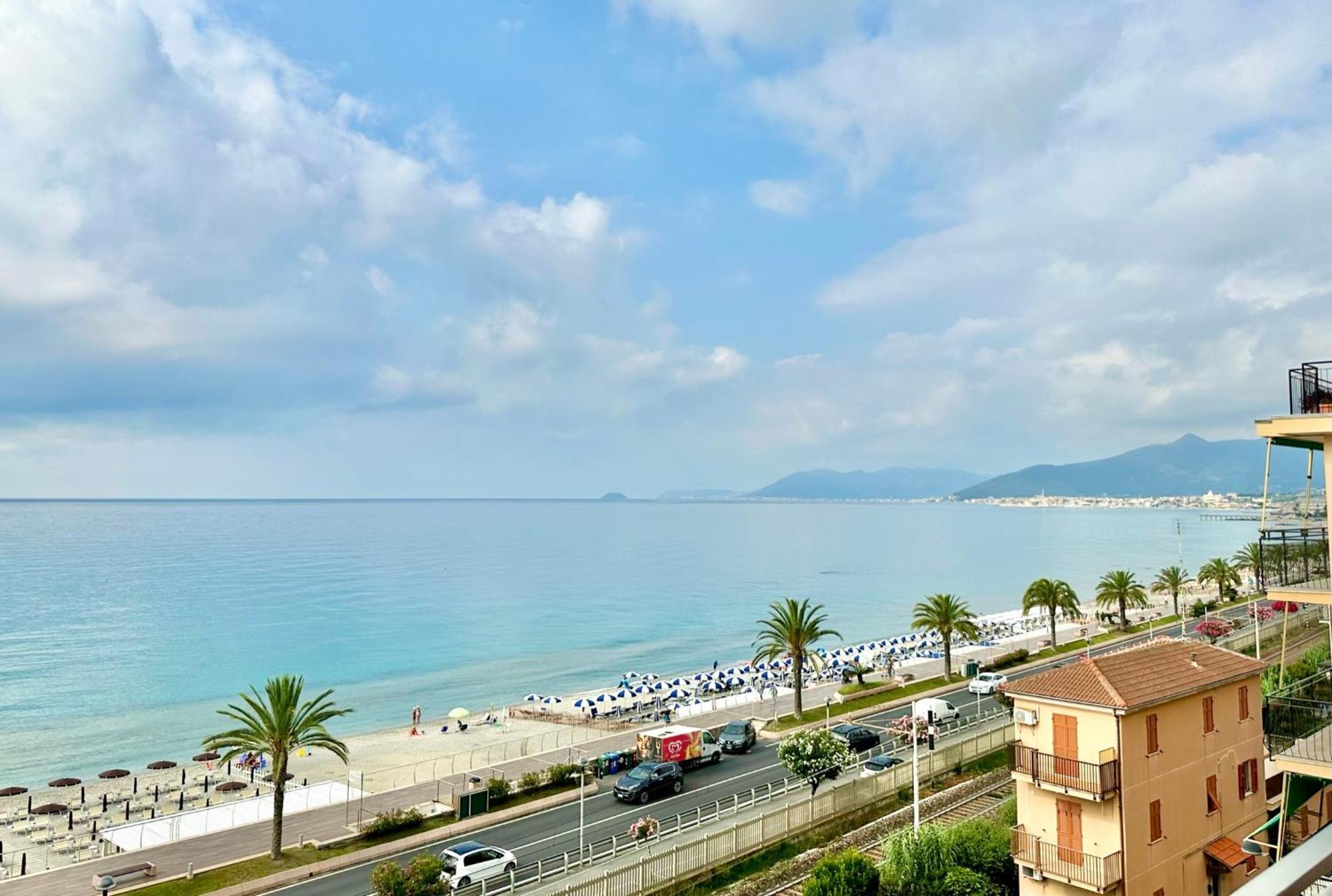 Hostdomus - Pietra Blu Apartment Pietra Ligure Bagian luar foto
