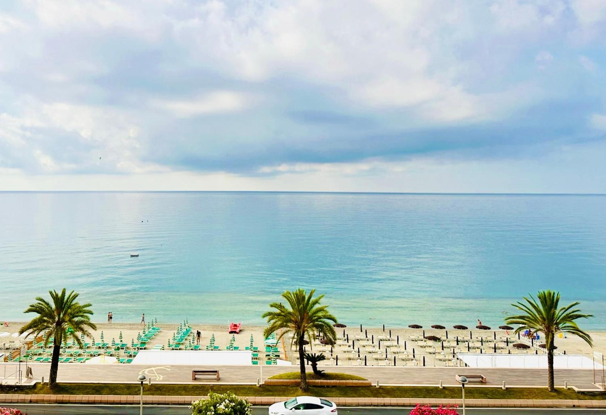 Hostdomus - Pietra Blu Apartment Pietra Ligure Bagian luar foto