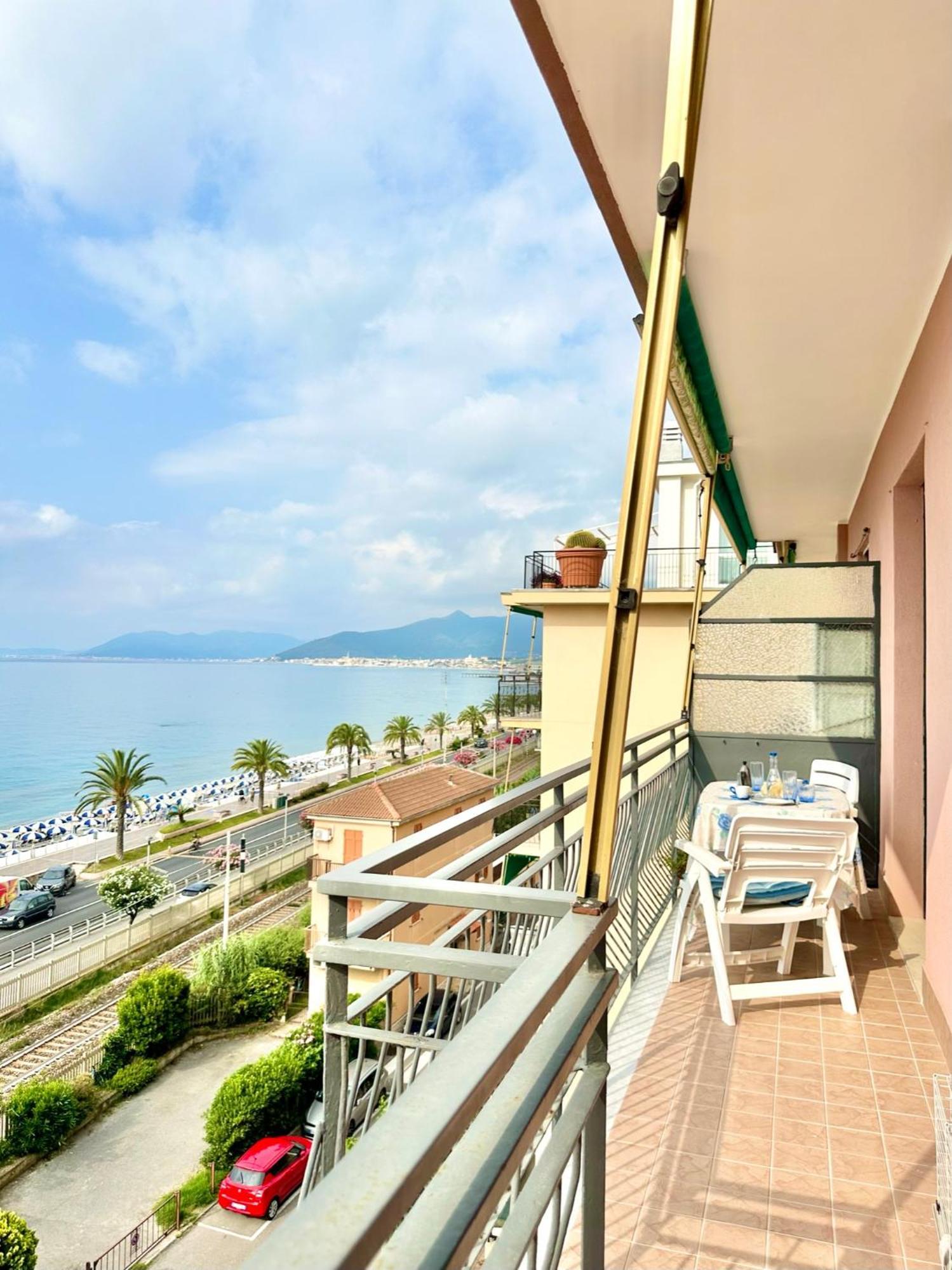 Hostdomus - Pietra Blu Apartment Pietra Ligure Bagian luar foto
